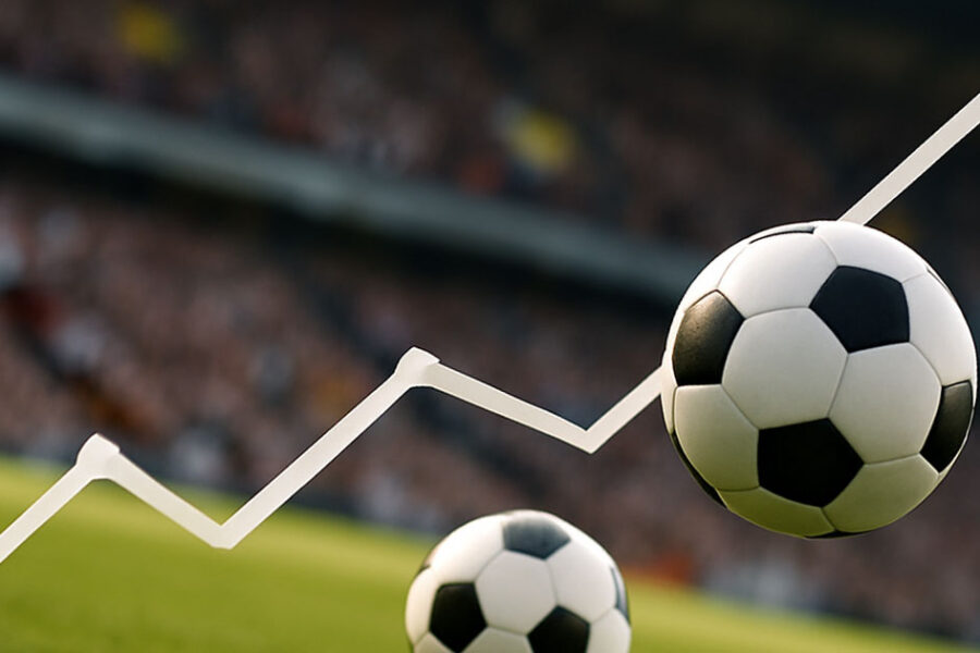 Bonus Multipla Un pallone da calcio rimbalza su un campo da gioco con l’erba ben curata, mentre sullo sfondo si intravedono spalti pieni di tifosi in festa e una curva dello stadio animata.